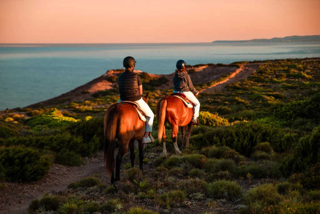 Escursione a cavallo sulla costa di Sant'Antioco al tramonto