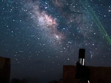 Telescopio puntato verso la Via Lattea durante Cielo Segreto