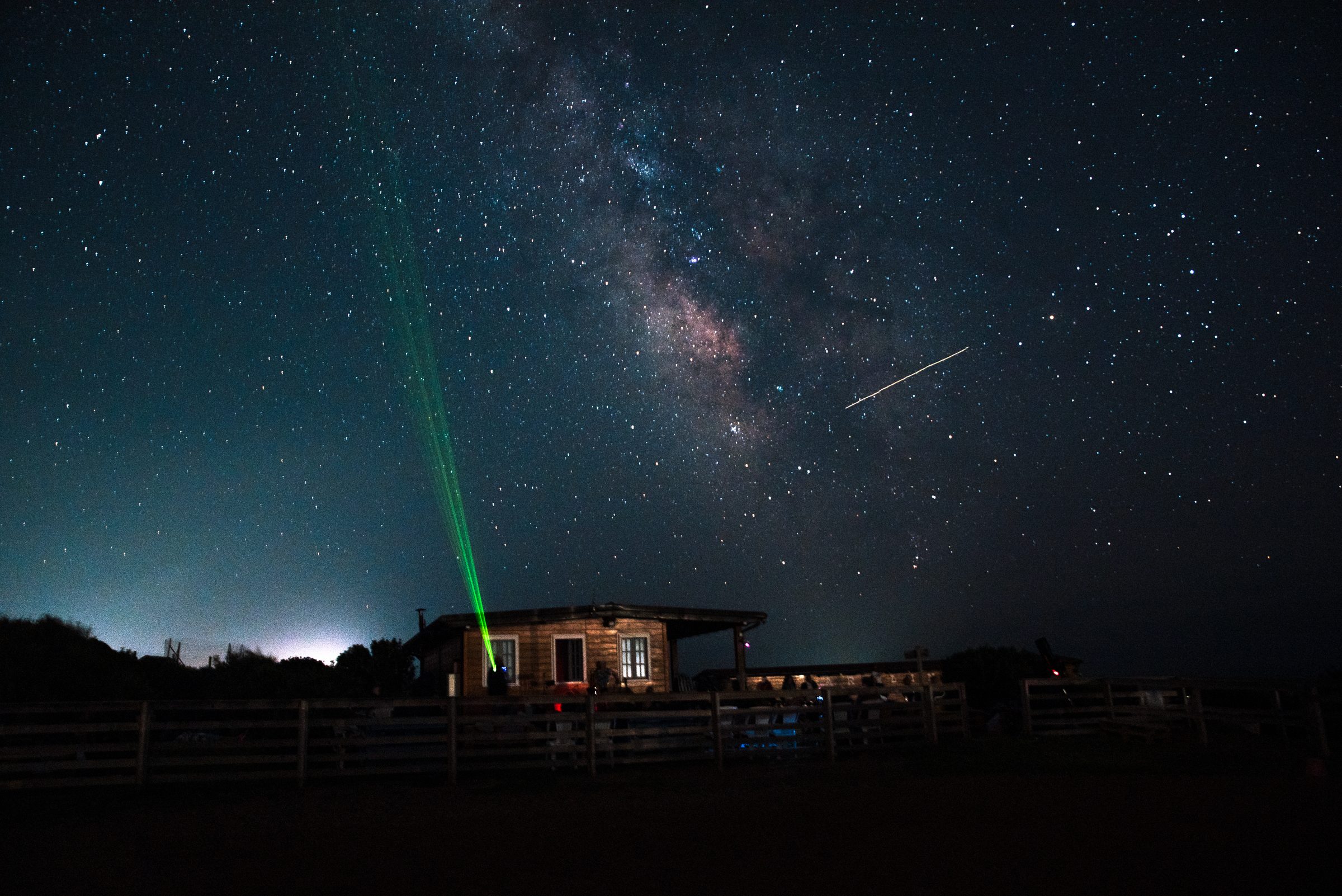 Il laser astronomico indica le costellazioni sotto la Via Lattea, sul Prato dei Sogni