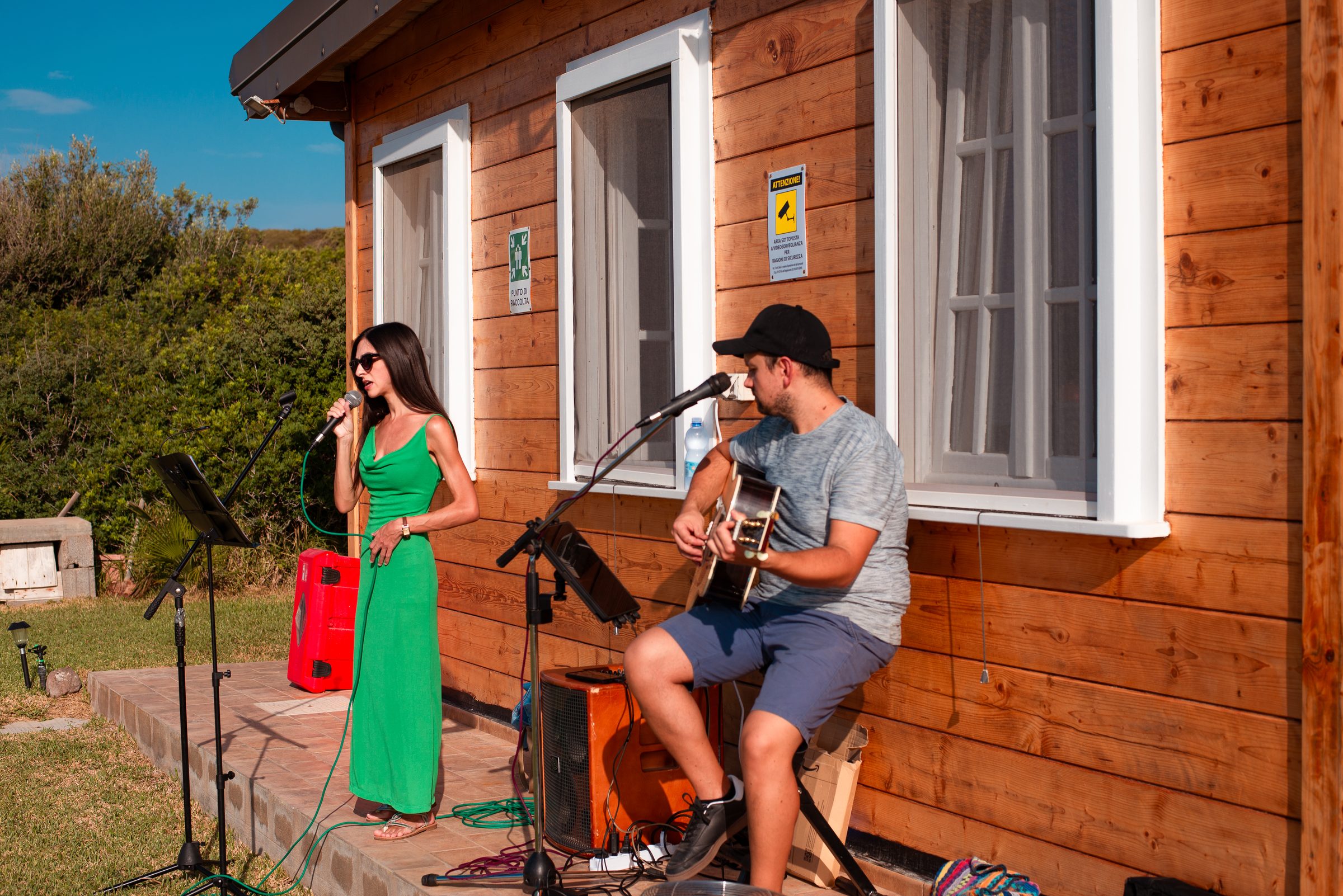 Musica dal vivo al rientro al Ranch, voce e chitarra