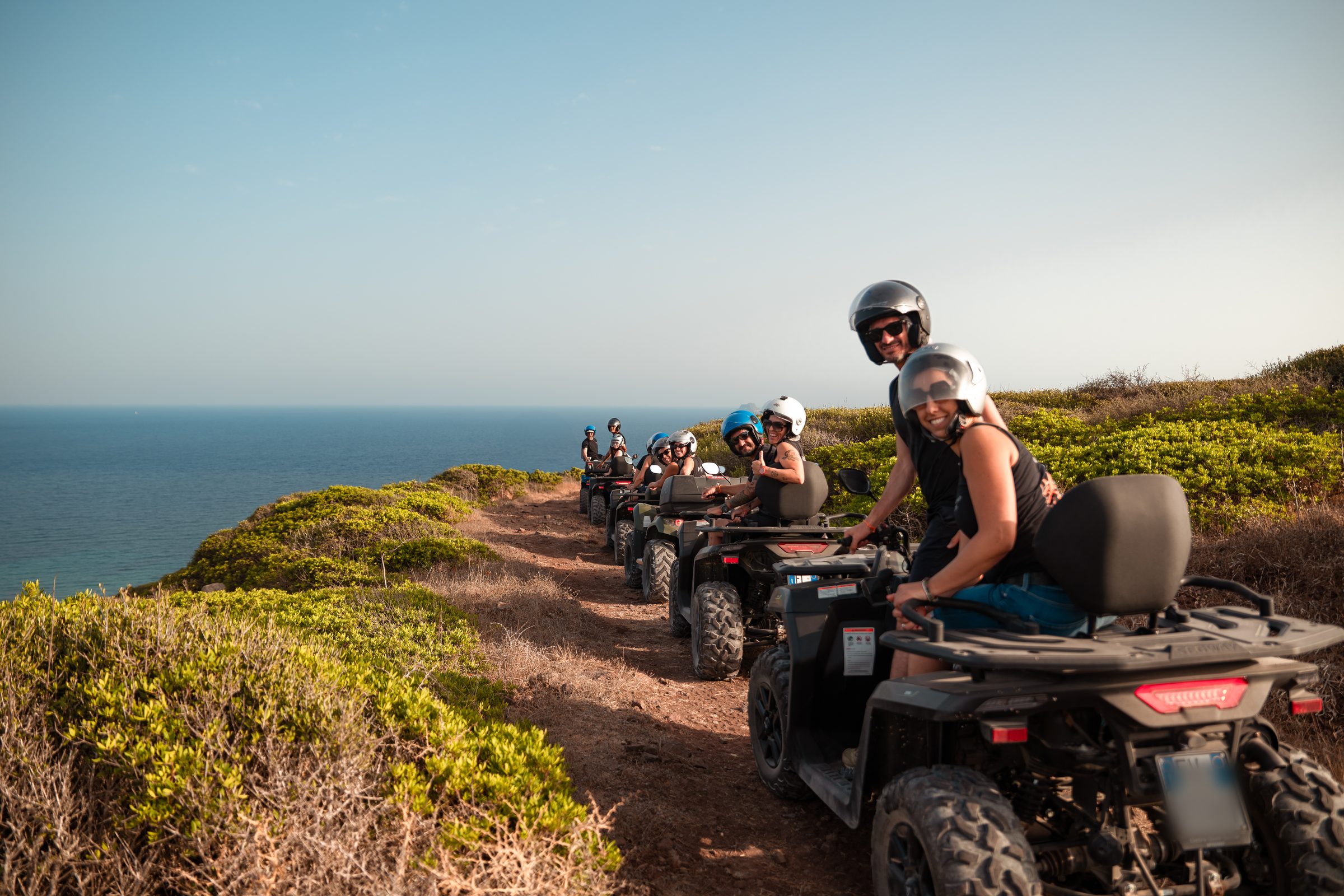 Gruppo in quad lungo il sentiero sulla costa di Sant’Antioco
