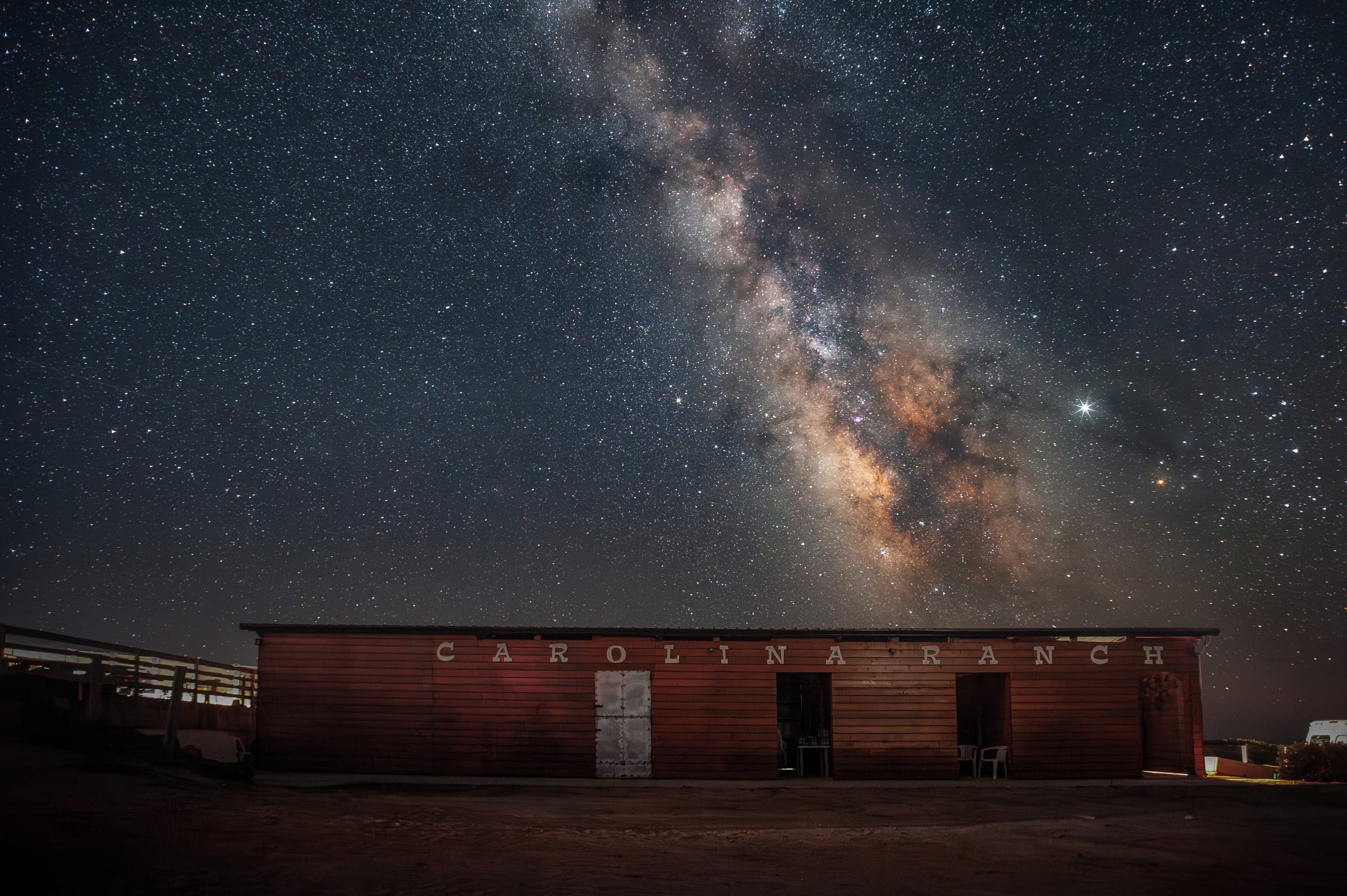 La Via Lattea sopra l’insegna del Carolina Ranch durante una serata astronomica