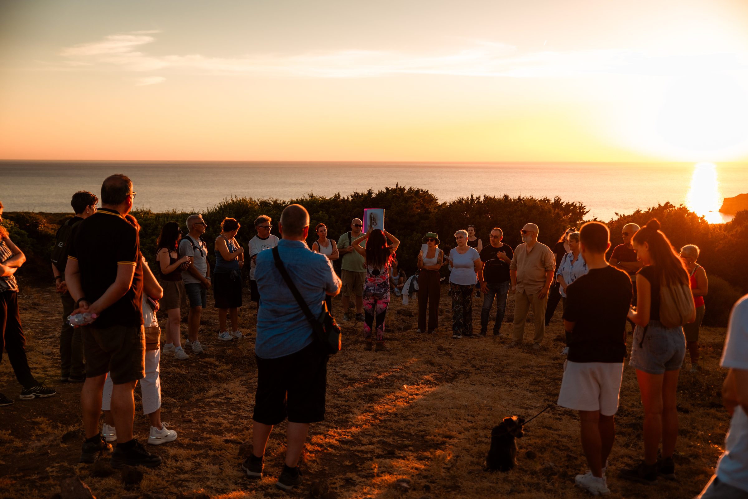 Il sole che tramonta sul mare all’orizzonte, visto dal sito nuragico